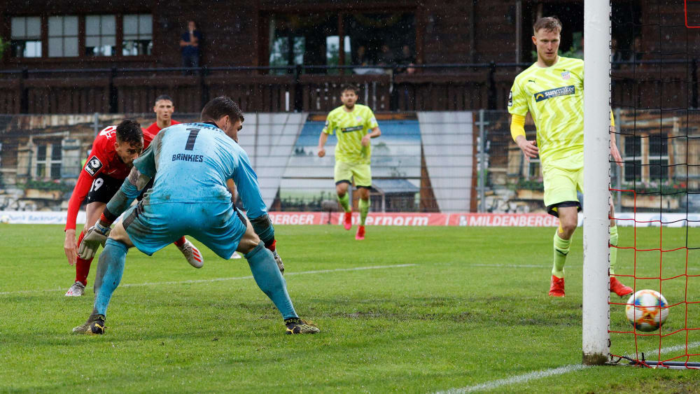 Großaspachs Hingerl und zwei Zwickauer Spieler schauen zu, wie der Ball zum 1:0 einschlägt.