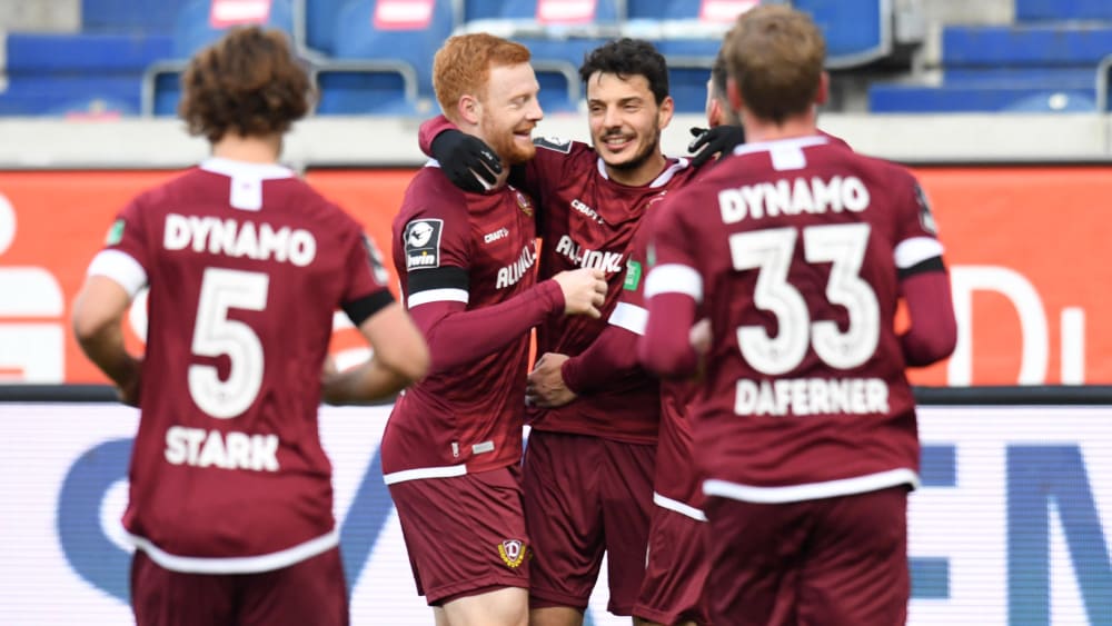 Bejubeln Phillip Hosiners Treffer zum 1:0: Die Spieler von Dynamo Dresden.