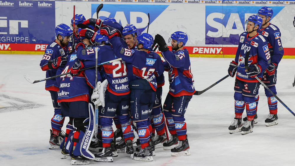Große Freude: Die Adler Mannheim sicherten sich im Top-Spiel gegen München den Extrapunkt.