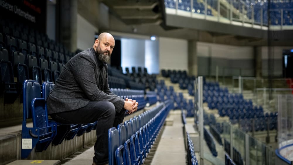 "Jeder ist völlig deprimiert": Ice-Tigers-Geschäftsführer Wolfgang Gastner in der leeren Arena in Nürnberg.