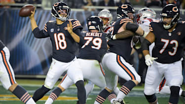 Chicago Bears Quarterback Caleb Williams (18) wirft während des NFL-Spiels gegen die New England Patriots im Soldier Field in Chicago einen Pass.