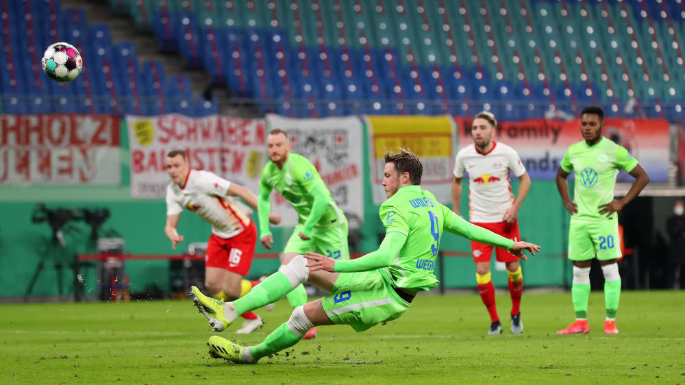 Schlüsselszene: Wout Weghorst tritt zum Elfmeter an - und rutscht aus.