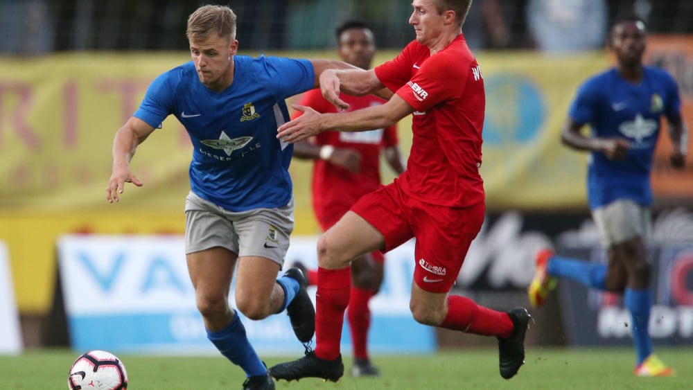 Jonas Amberg (blau) im Einsatz: Der 25-Jährige hat seinen Vertrag beim SV Eintracht Trier um zwei Jahre verlängert.