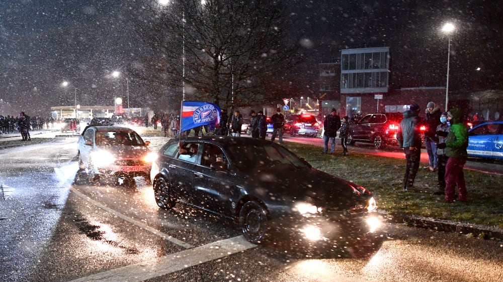 Vor dem Stadion gab es einen spontanen Autokorso