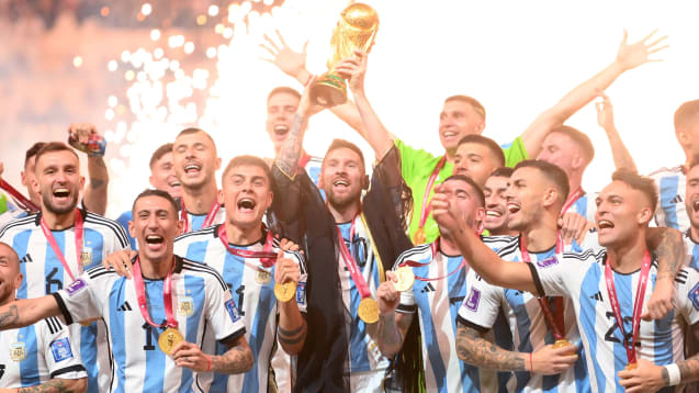 Die argentinische Nationalmannschaft um Lionel Messi hat sich 2022 zum dritten Mal zum Weltmeister gekrönt.