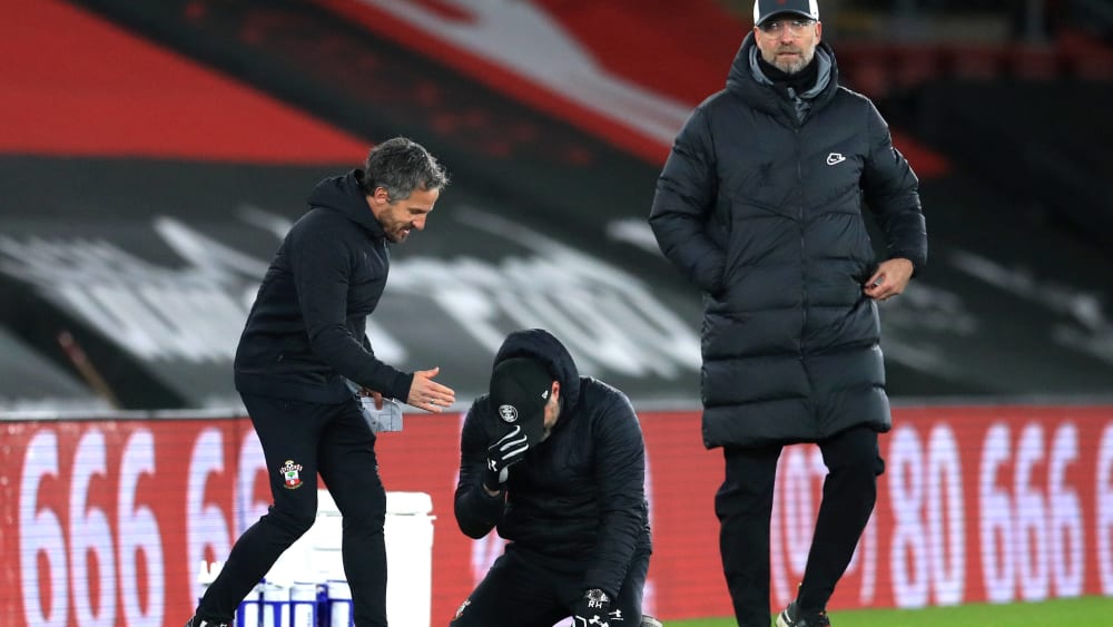 Emotional: Ralph Hasenhüttl sinkt nach dem Schlusspfiff auf die Knie.