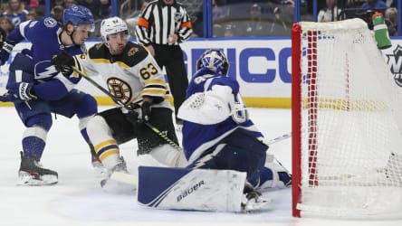 Bostons Brad Marchand (M.) trifft gegen Tampa Bays Andrei Vasilevskiy zum 1:0