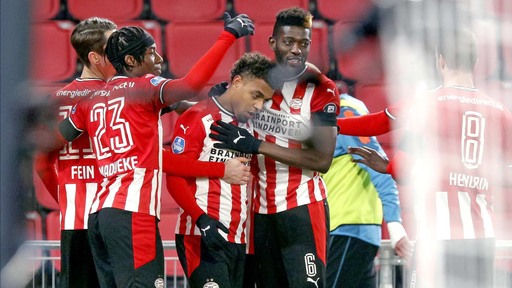 PSV-Joker Malen (Mi.) schießt die PSV per Elfmeternachschuss zum Sieg über Sparta Rotterdam.