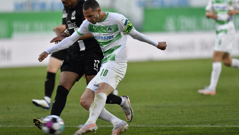 Gleich schlägt es ein: Fürths Branimir Hrgota trifft zum 3:2.