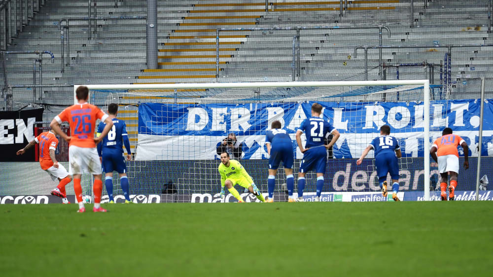 Die entscheidende Szene: Tobias Kempe trifft per Elfmeter zum 4:3 für Darmstadt.