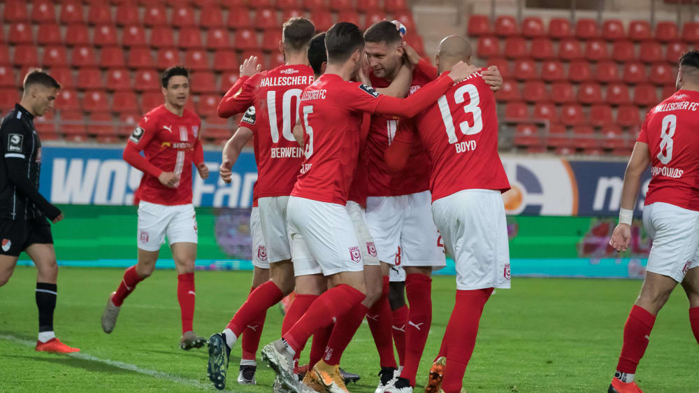 Jubeltraube: Die Spieler des Halleschen FC feiern einen Treffer beim klaren 4:1-Erfolg über ein geknicktes Türkgücü München.