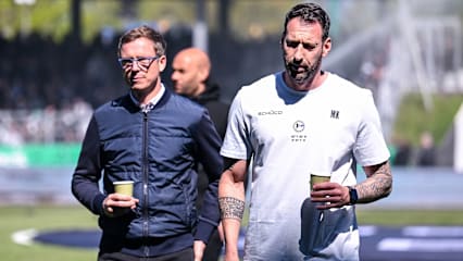 Auf Trainersuche für Arminia: Bielefelds Sportchef Michael Mutzel (li.) muss einen Nachfolger für Mitch Kniat finden.