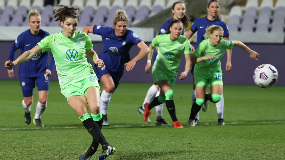 Ein Tor, das Hoffnung gibt: Dominique Janssen trifft vom Elfmeter-Punkt für Wolfsburg.