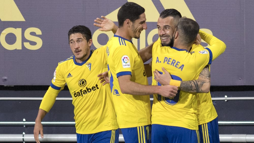 Alvaro Negredo (rechts hinten) schoss Cadiz kurz nach seiner Einwechslung zum Sieg.