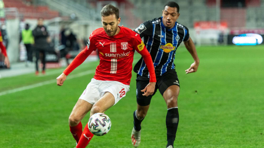 Mehr Kampf als schönes Spiel: Halles Michael Eberwein (li.) und Mannheims Anton Donkor teilten sich mit ihren Teams verdientermaßen die Punkte.