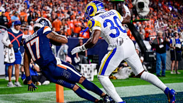 Wide Receiver Jaylen Waddle (17) von den Denver Broncos fängt im dritten Viertel unter Bewachung von Rams-Cornerback Josh Wallace (30) den Pass zur Two-Point Conversion und bleibt dabei mit den Füßen im Feld.