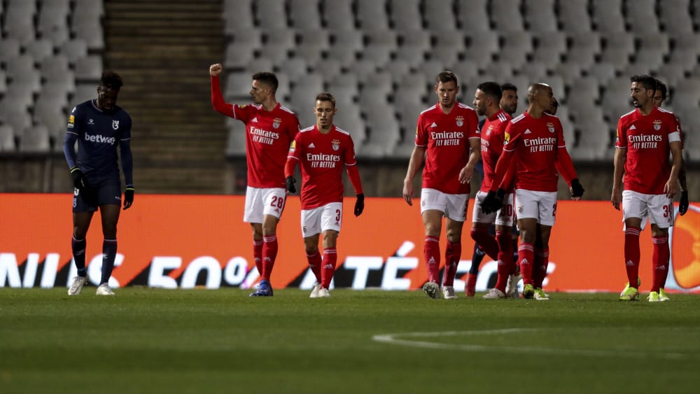 Julian Weigl unpacks the jubilation: Benfica rolled over Belenenses in the bizarre city derby with many goals.