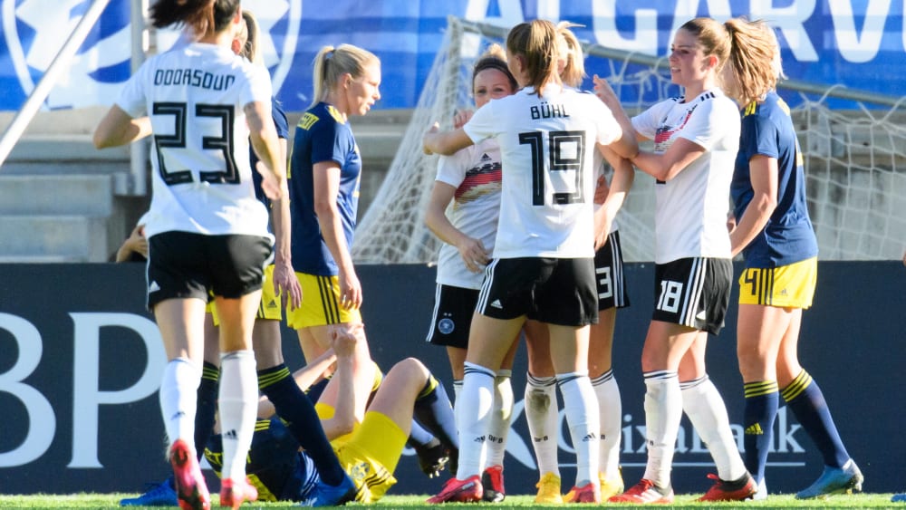 Svenja Huth (Mi.) brachte die DFB-Frauen in Führung.