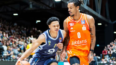 23.11.2025, xomx, Basketball easyCredit BBL Bundesliga, NINERS Chemnitz - Alba Berlin v.l. Jack Kayil (Alba Berlin) am Ball im Zweikampf mit Kevin Yebo (Niners Chemnitz) Chemnitz *** 23 11 2025, xomx, Basketball easyCredit BBL Bundesliga, NINERS Chemnitz Alba Berlin v l Jack Kayil Alba Berlin on the ball in a duel with Kevin Yebo Niners Chemnitz Chemnitz