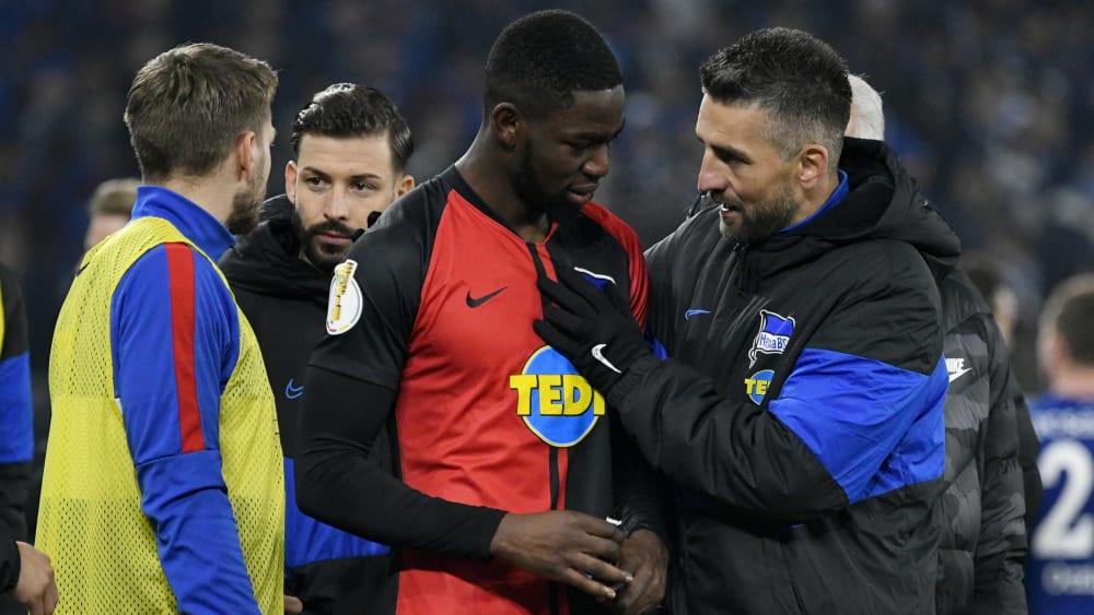 Jordan Torunarigha wird von Hertha-Kapitän Vedad Ibisevic getröstet.