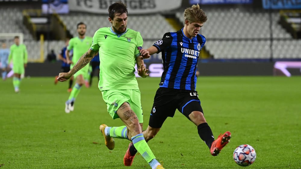 Francesco Acerbi (li.) und Charles De Ketelaere im direkten Duell.