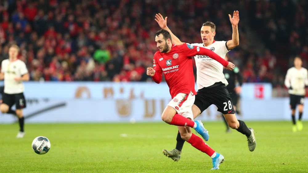 Gut in Schuss: Levin Öztunali, hier gegen den Frankfurter Dominik Kohr (re.).