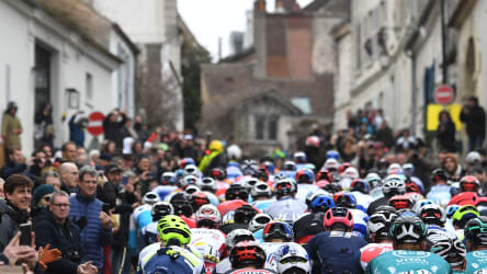 Re-Start im August? Das Peloton hofft auf die Weiterfahrt.