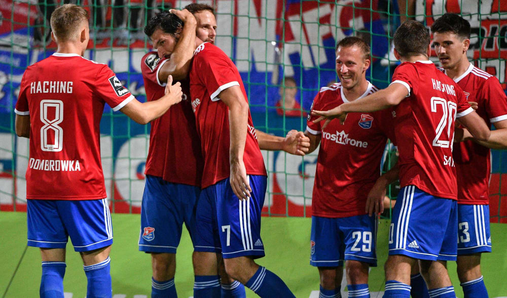 Feierten den Doppeltorschützen Stroh-Engel gebührend: die Spieler der SpVgg Unterhaching.