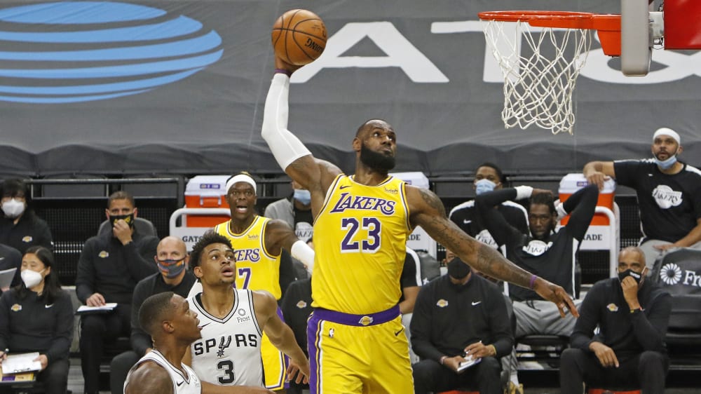 James Und Die Nachste Marke Hammon Der Erste Weibliche Coach Der Nba Historie Kicker