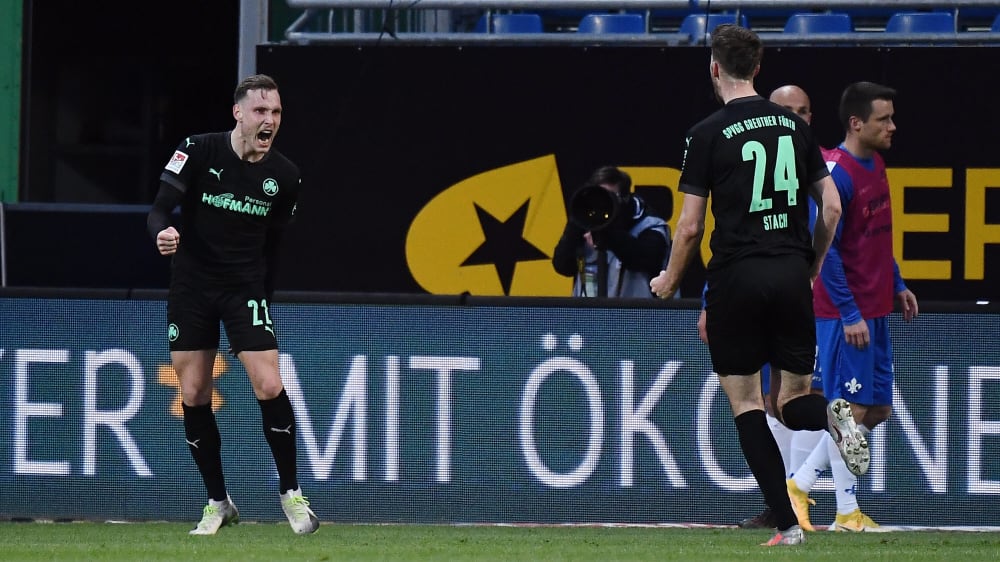 David Raums (li.) Kopfball brachte Fürth in Darmstadt am Ende einen Zähler.