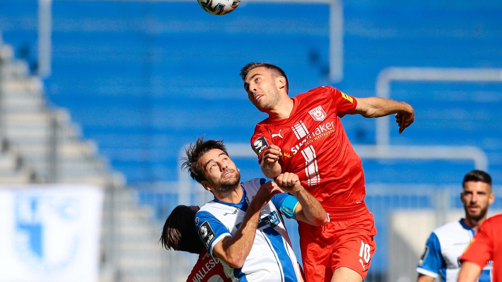 Überlegen: Christian Beck, hier im Kopfballduell mit Michael Eberwein (r.), verlor mit Magdeburg gegen Halle.