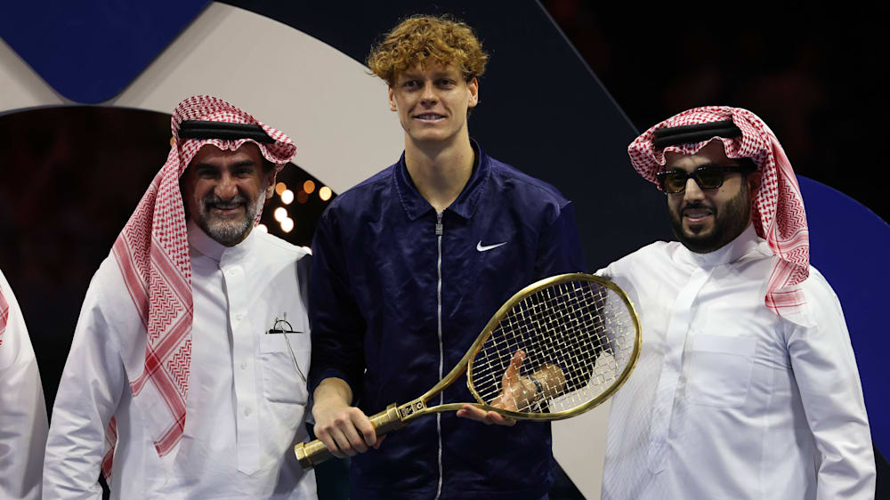 Kostspielige Werbeveranstaltung: Jannik Sinner, Gewinner von 2025, posiert mit Yasir Al-Rumayyan (Vorstandsvorsitzender von Saudi Aramco) und Turki Al-Sheikh (re.), den Vorsitzenden der saudischen Behörde für allgemeine Unterhaltungduring.