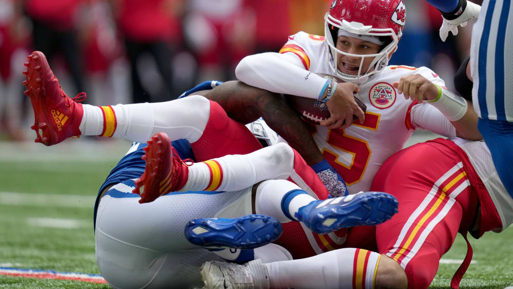 Sturzflug: Yannick Ngakoue sackt Kansas-Quarterback Patrick Mahomes (re.).