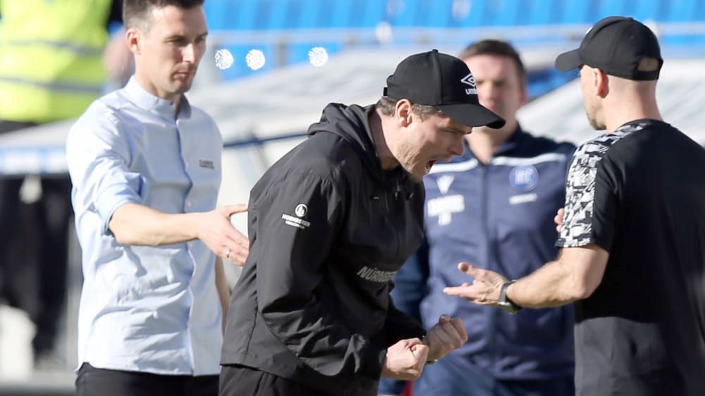 Freute sich über die Leistung seins Teams: Club-Coach Robert Klauß (mitte).