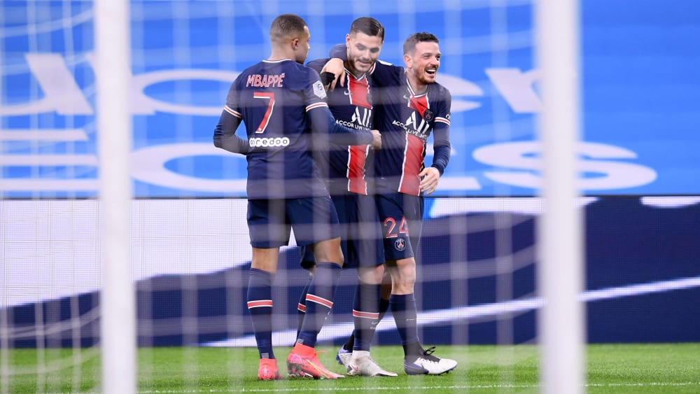 Glückwünsche: Kylian Mbappé (l.) und Mauro Icardi (M.) nach dessen 2:0 in Marseille.