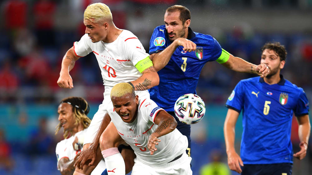Granit Xhaka (o.) und Manuel Akanji (u.) im Luftkampf mit Italiens Giorgio Chiellini.