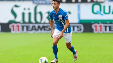 Nico Rieble steht auf dem Rasen