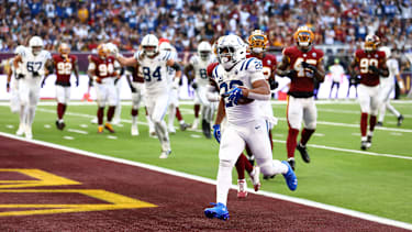 October 4, 2026, London, England, United Kingdom: JONATHAN TAYLOR 28 of Indianapolis Colts runs on his way to score a touchdown in the NFL, American Football Herren, USA 2026 27 regular season game week 4 between INDIANAPOLIS COLTS and WASHINGTON COMMANDERS at the Tottenham Hotspur Stadium in London, United Kingdom. Colts won 30:13 against Commanders. London United Kingdom - ZUMAc179 20261004_zep_c179_135 Copyright: xMickaelxChavetx