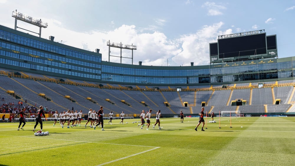 Background And Details Of The Usa Trip To Bavaria Fc Bayern Train At The Green Bay Packers Stadium.