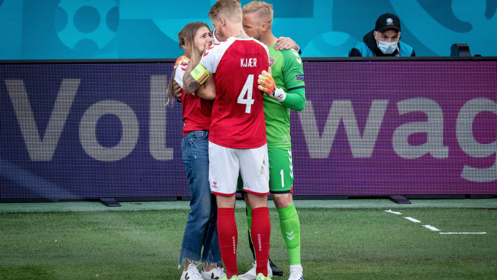 Simon Kjaer und Kasper Schmeichel trösten Eriksens Freundin.