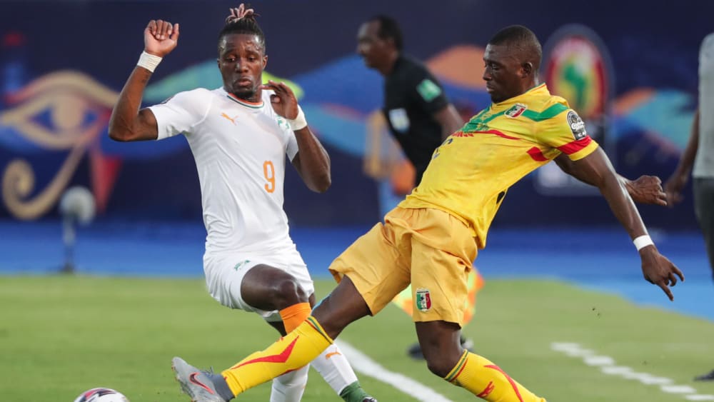 Zähes Ringen: Malis Hamari Traoré (re.) gegen Wilfried Zaha (Elfenbeinküste).
