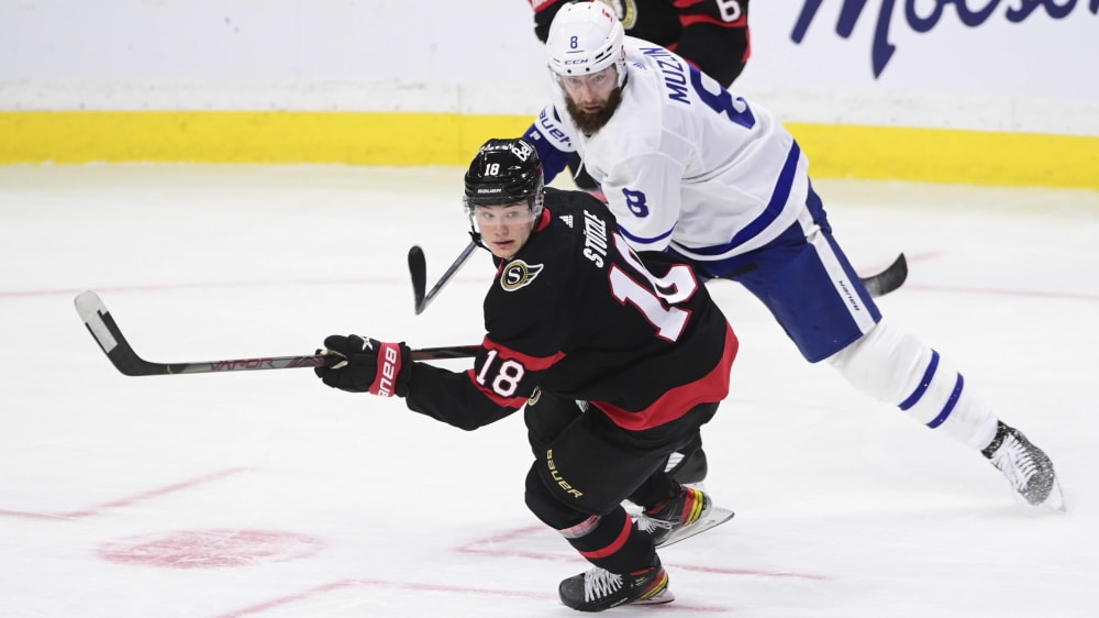Gewann beim NHL-Debüt mit Ottawa gegen Toronto: Tim Stützle.