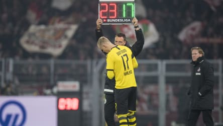 Viel Arbeit für den Vierten Offiziellen: Bis zu zwölf Wechsel sind in Einzelfällen pro Spiel möglich