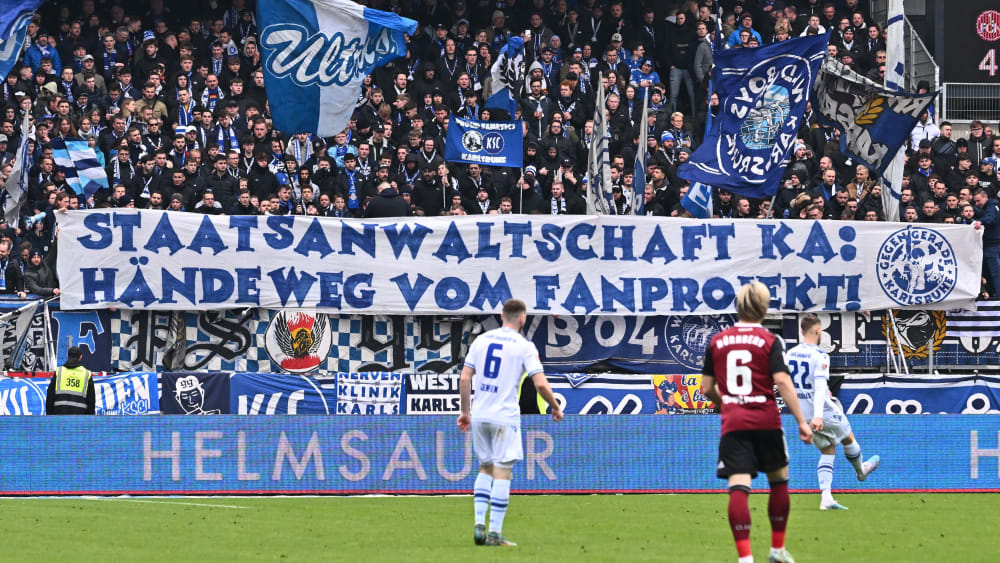 "Hände weg vom Fanprojekt": Protest der KSC-Fans im April beim Auswärtsspiel in Nürnberg.
