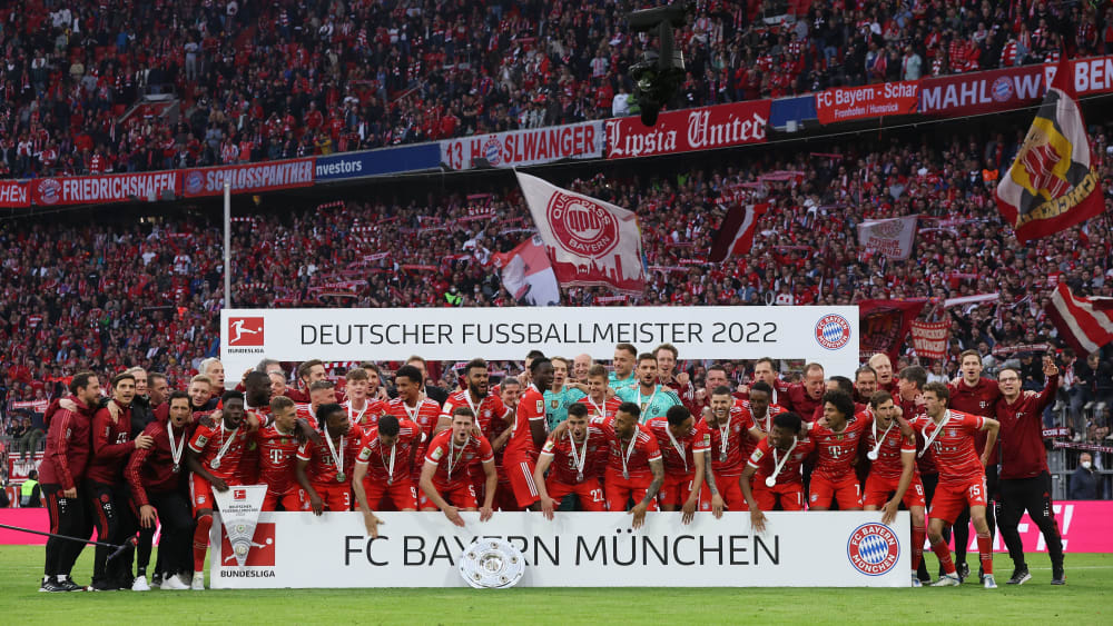 Bekannte Bilder aus München: Der FC Bayern bekommt die begehrte Schale.