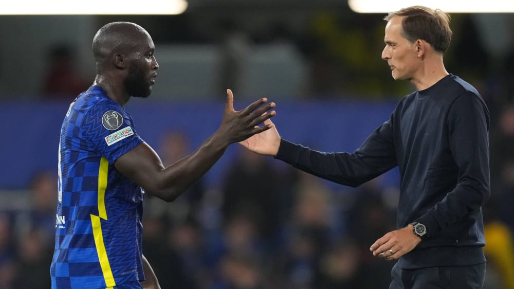 Romelu Lukaku schlägt mit Chelsea-Trainer Thomas Tuchel ein.