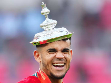 Gewann schon in Kolumbien und Portugal Titel, nun auch in England: Luis Diaz, hier mit einem Teil des FA-Cup auf dem Kopf.