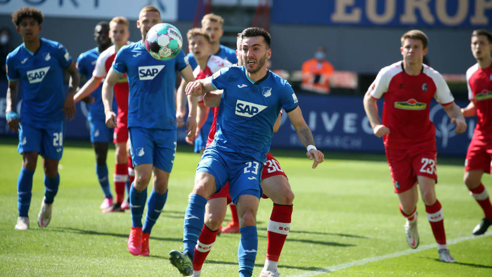 Sargis Adamyan (Mi.) feierte gegen Freiburg sein Startelfdebüt in dieser Saison.