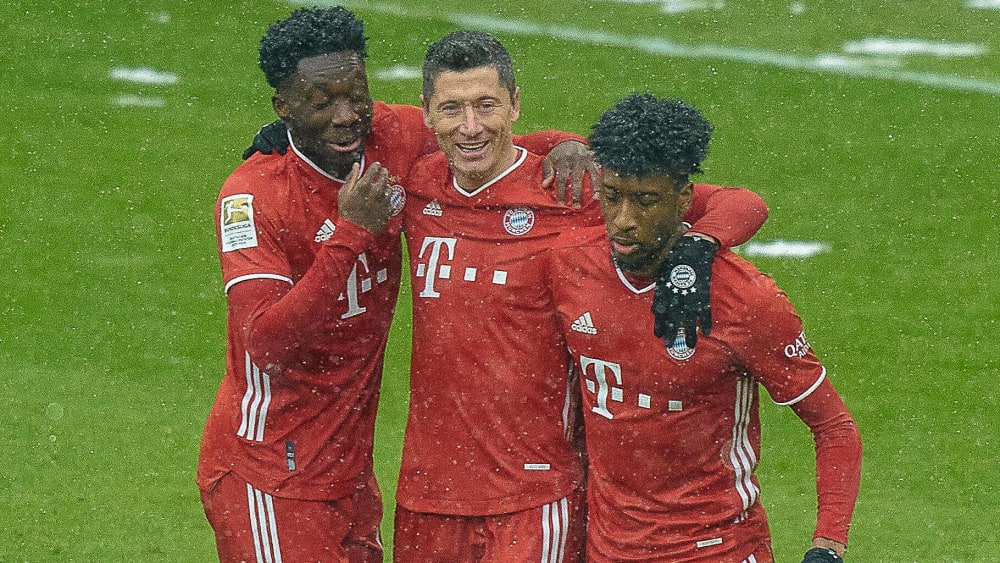 Strahlende Bayern: Alphonso Davies, Robert Lewandowski und Kingsley Coman (v.l.) bejubeln die frühe Führung der Münchner.