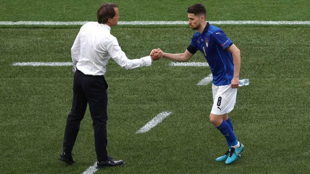 Roberto Mancini klatscht mit Jorginho ab.